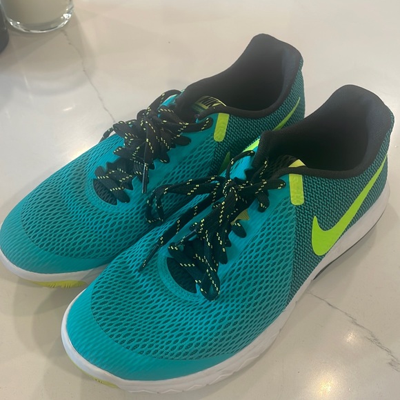 Bright Nike running shoes - Picture 1 of 4